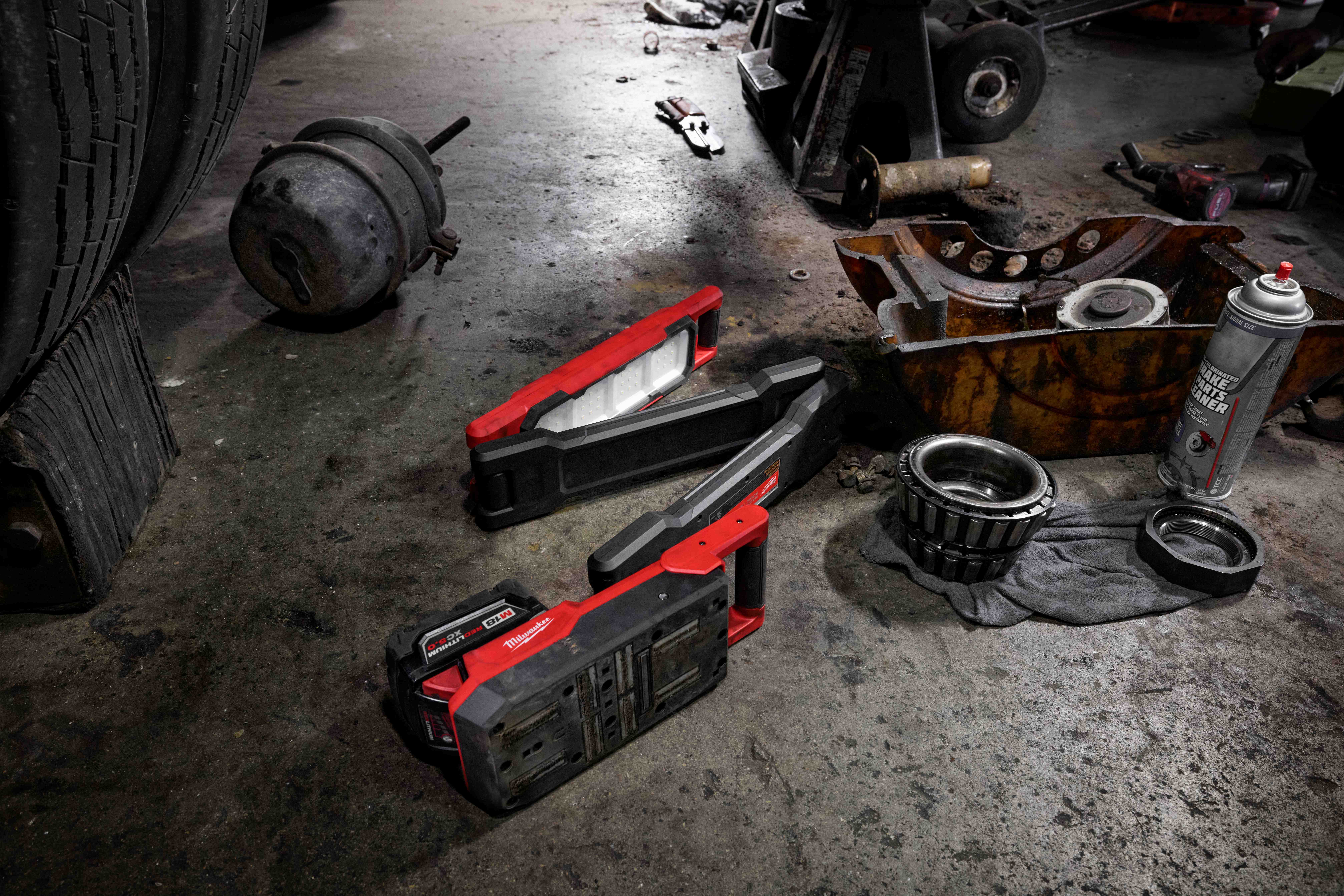 Milwaukee Tool M18 Magnetic Extendable Boom Light Milwaukee Tool M18 Magnetic Extendable Boom Light