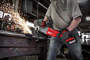 The world’s first 18V large angle grinder, the new Milwaukee M18 FUEL 7”/9” Large Angle Grinder generates the power of a 15amp corded LAG, is up to 2 lbs lighter than the leading corded unit, and features a 9” grinding capacity.